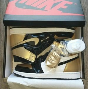 DS Brand new Air Jordan 1 Gold Toes sz 9.5
